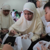 Siswa belajar batik di Desa Wisata Sendangduwur